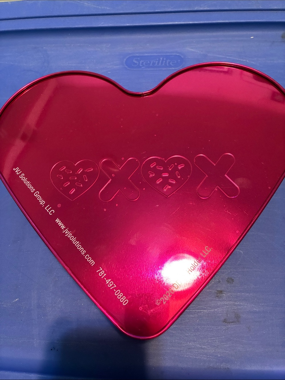 Dunkin' Heart Tins & Glove - Picture 6 of 9